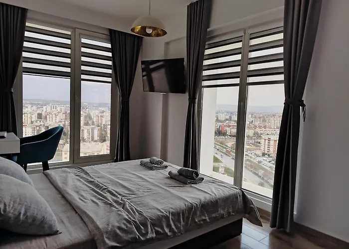 18Th & 16H Floor Secure Luxury Condos With Pool & Fitness Included In Price