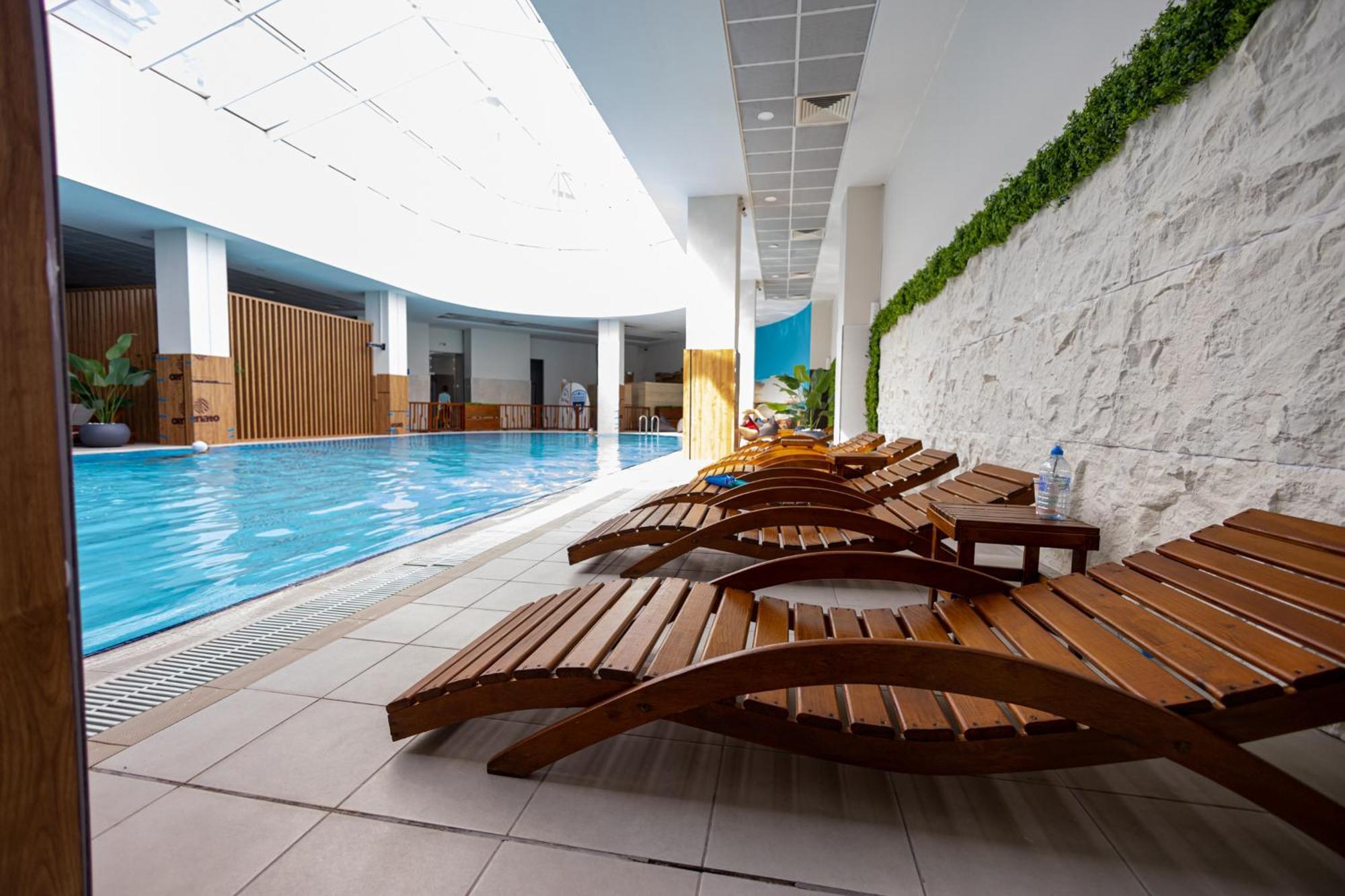 18th & 16h Floor Secure Luxury With Pool & Fitness Included In Price *